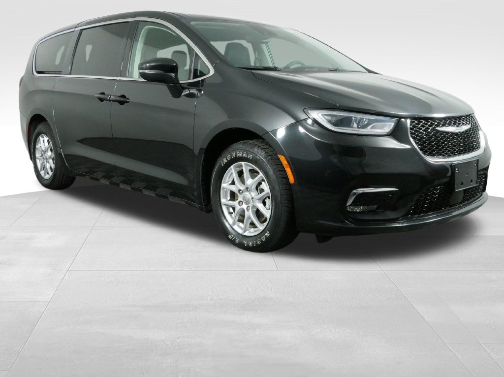 Used 2023 Chrysler Pacifica Touring-L FWD image 2