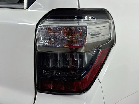 Used 2018 Toyota 4Runner SR5 Premium RWD image 32
