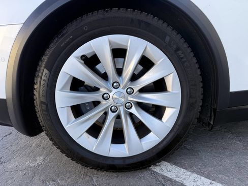 Used 2020 Tesla Model X image 33