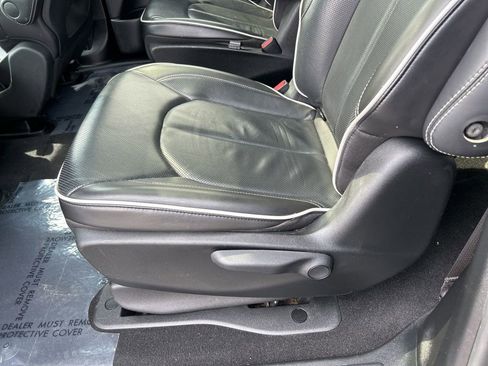 Used 2024 Chrysler Pacifica Premium FWD image 42