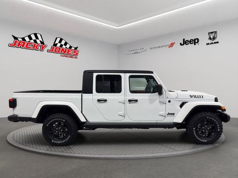 New 2025 Jeep Gladiator Willys image 10