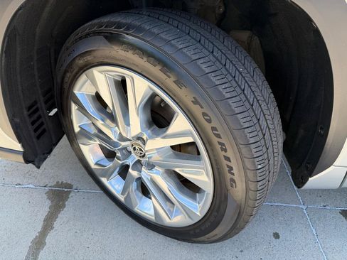 Used 2021 Toyota Highlander Limited FWD image 9