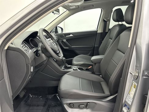 Used 2021 Volkswagen Tiguan SE w/ Panoramic Sunroof Package image 25