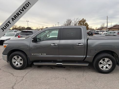 Used 2019 Nissan Titan SV w/ SV Convenience Package image 8