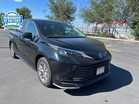 Used 2025 Toyota Sienna LE FWD image 1