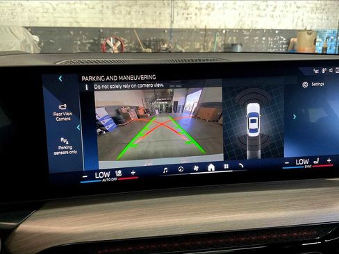 Used 2025 BMW 330i Sedan w/ Premium Package image 24