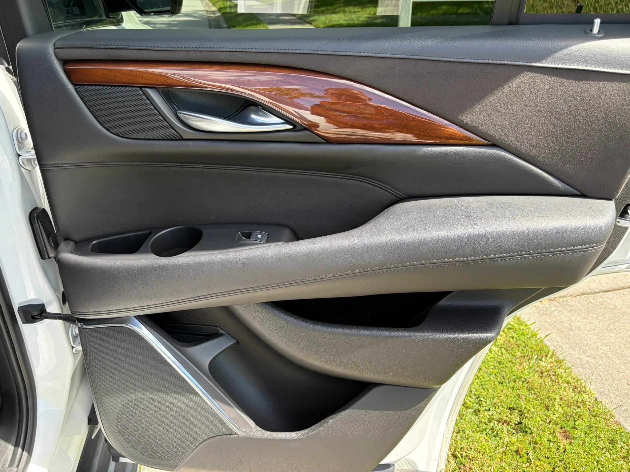 Used 2016 Cadillac Escalade Luxury RWD image 34