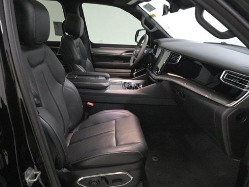 Used 2022 Jeep Wagoneer Series II RWD image 8