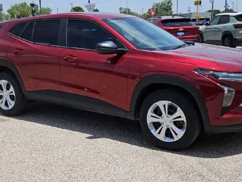 Used 2025 Chevrolet Trax LS FWD image 9