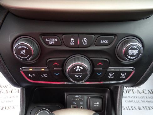 Used 2018 Jeep Cherokee 4WD Limited w/ Luxury Group w/ Luxury Group image 36