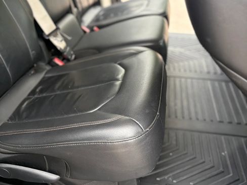 Used 2017 Chrysler Pacifica Touring-L w/ Tire & Wheel Group FWD image 33