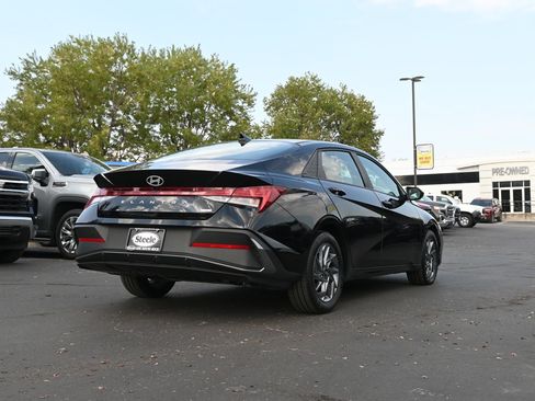 Used 2024 Hyundai Elantra Blue FWD image 5