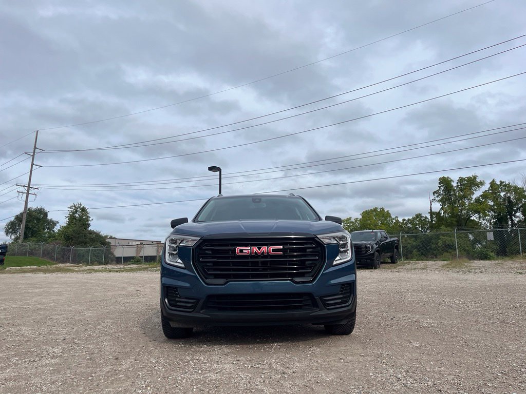 Used 2024 GMC Terrain SLE w/ Driver Convenience Package AWD/4WD image 4