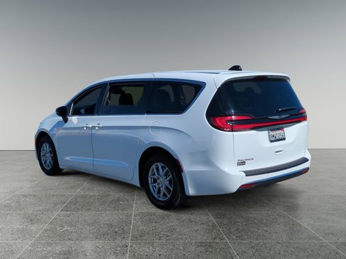 Used 2024 Chrysler Pacifica Touring image 3