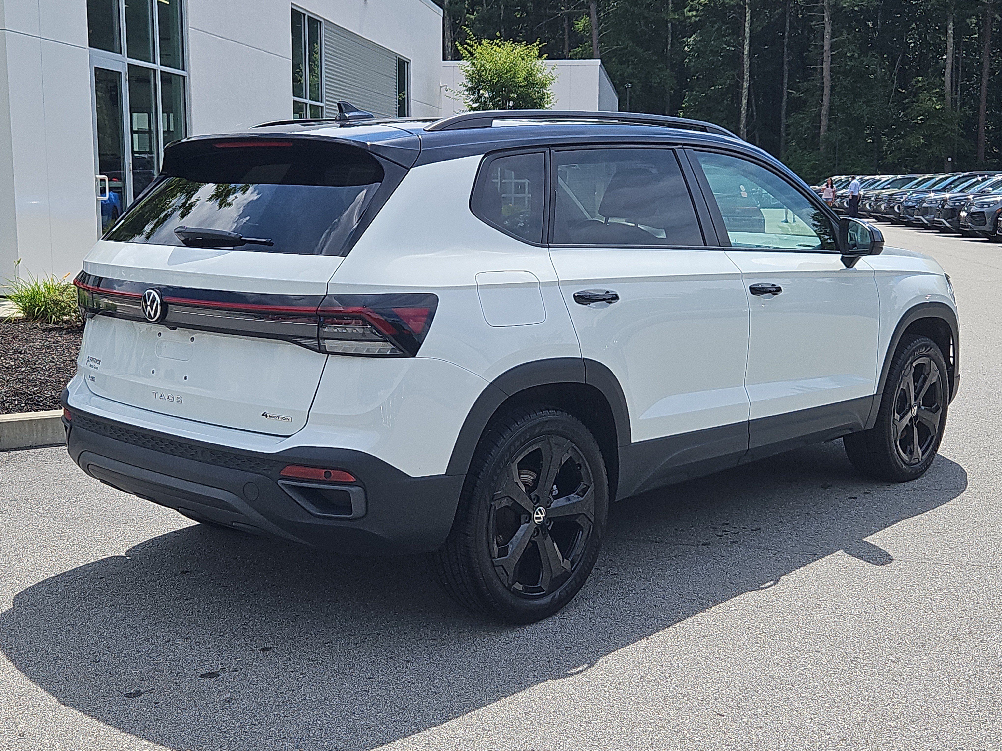 Used 2025 Volkswagen Taos SE AWD/4WD image 2