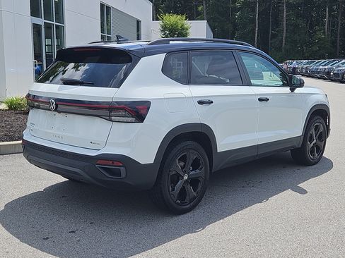 Used 2025 Volkswagen Taos SE AWD/4WD image 2