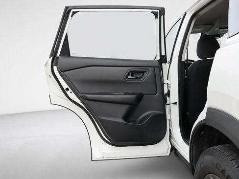 Used 2024 Nissan Rogue S FWD image 16