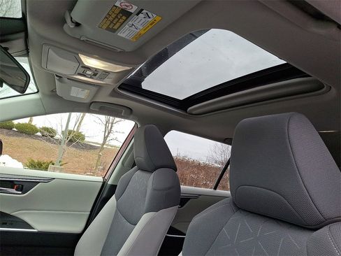 Used 2022 Toyota RAV4 XLE w/ Convenience Package image 16