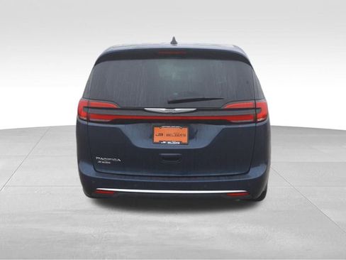Certified 2024 Chrysler Pacifica Touring-L image 7