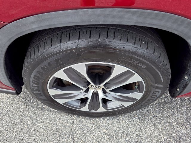Used 2020 Toyota Highlander XLE FWD image 19