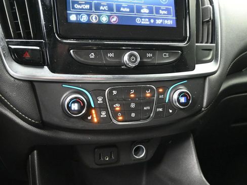 Used 2023 Chevrolet Traverse LT image 18