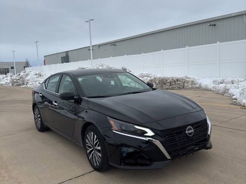 Used 2024 Nissan Altima 2.5 SV image 3