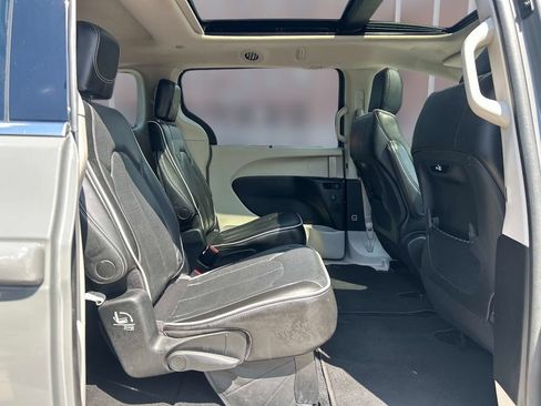 Used 2023 Chrysler Pacifica Limited FWD image 25