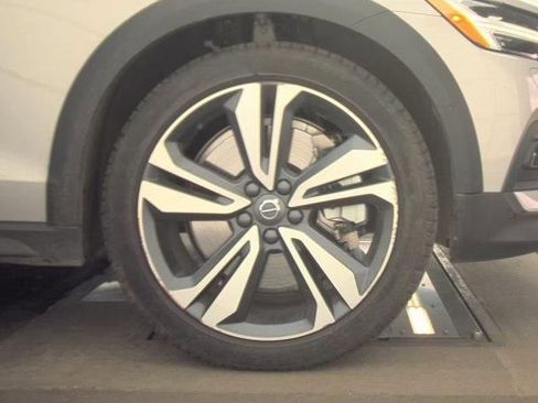 Used 2025 Volvo V60 B5 Cross Country Plus image 3