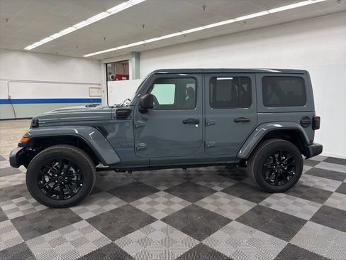 Used 2025 Jeep Wrangler Unlimited Sahara w/ Safety Group AWD/4WD image 4