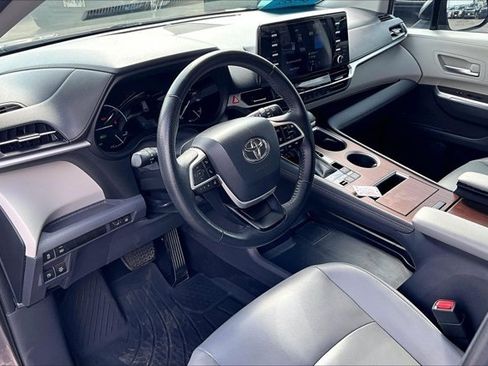 Used 2021 Toyota Sienna XLE FWD image 17