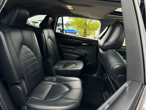 Used 2021 Toyota Highlander XLE FWD image 29