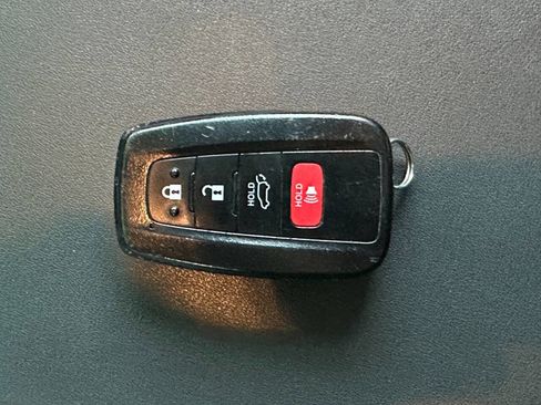 Used 2020 Toyota Highlander LE image 42