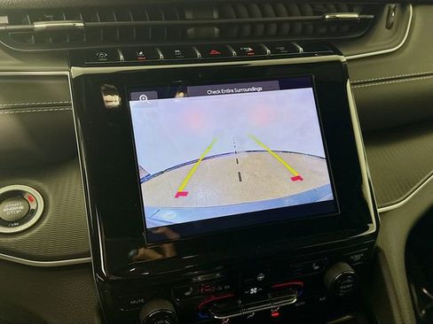 Used 2025 Jeep Grand Cherokee L Laredo image 13