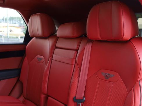 Used 2023 Bentley Bentayga Extended Wheelbase image 28