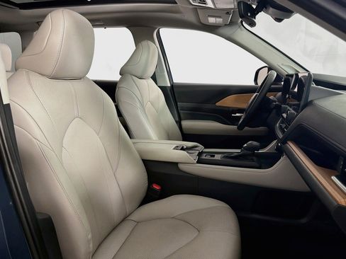 Used 2025 Toyota Grand Highlander AWD image 7