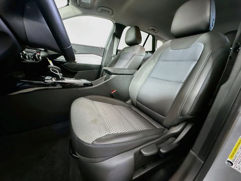 Used 2025 Chevrolet Trax LT w/ LT Convenience Package FWD image 13
