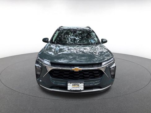 Used 2025 Chevrolet Trax LT FWD image 2