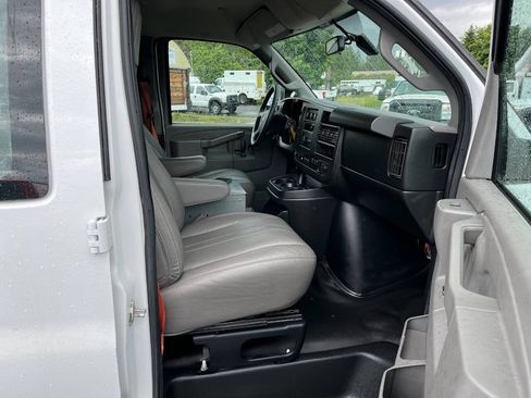 Used 2018 Chevrolet Express 2500 w/ Driver Convenience Package RWD image 20