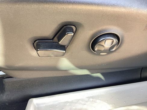 Used 2024 Chrysler Pacifica Touring-L FWD image 22