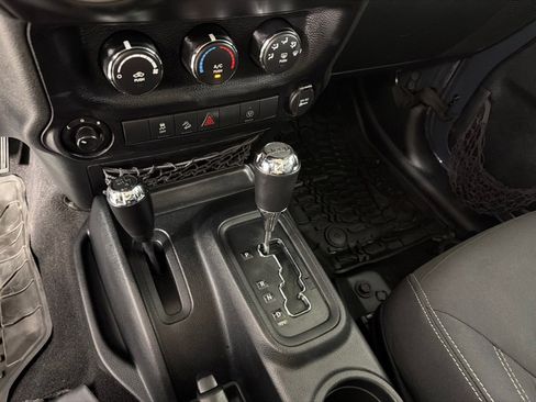 Used 2016 Jeep Wrangler Unlimited Rubicon w/ Connectivity Group image 15