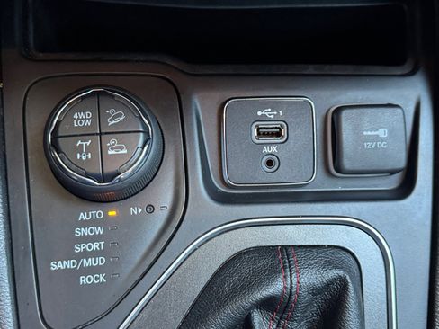 Used 2019 Jeep Cherokee Trailhawk AWD/4WD image 19