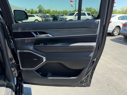 Used 2024 Jeep Wagoneer L Series II AWD/4WD image 21