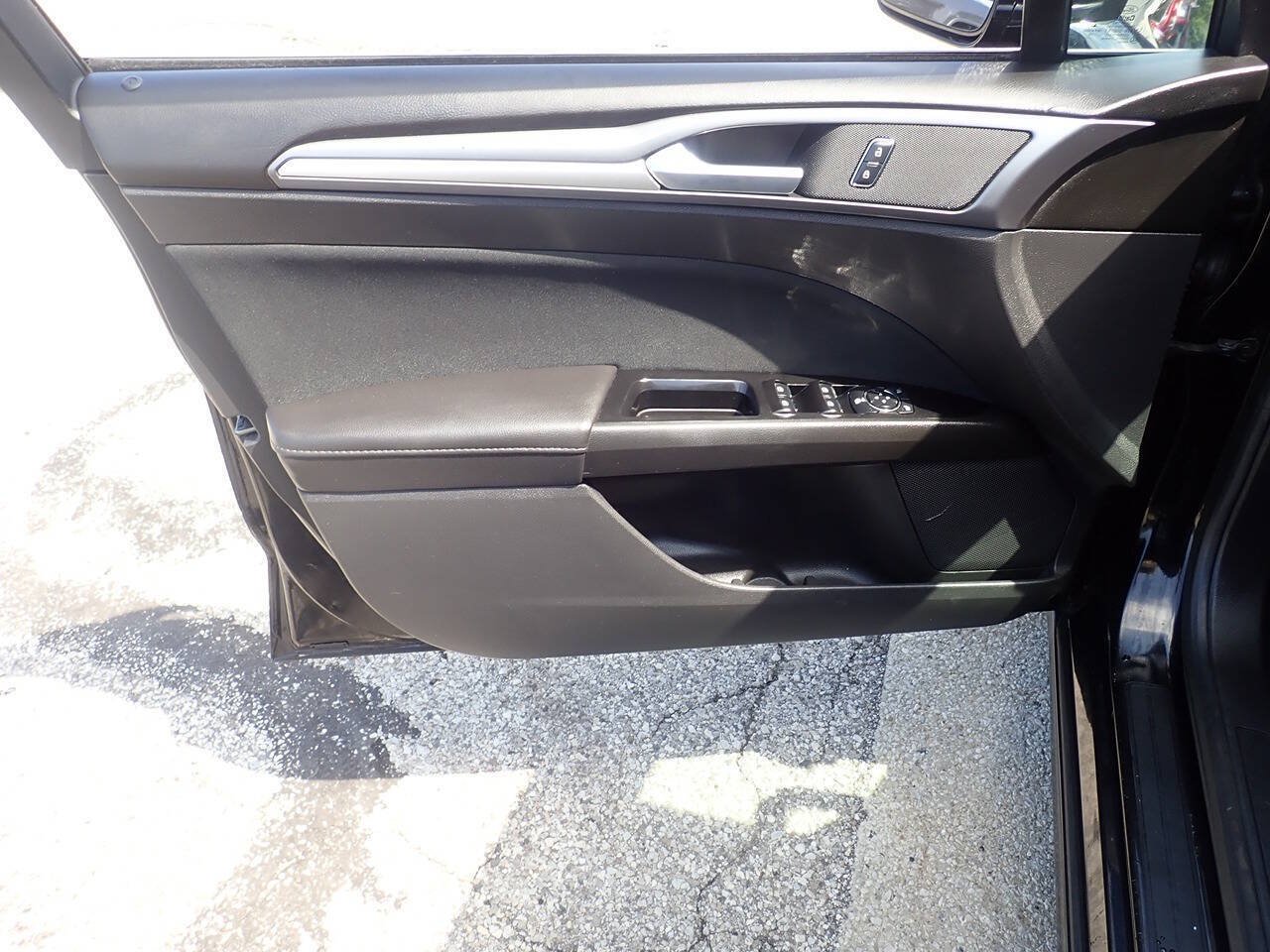 Used 2016 Ford Fusion SE FWD image 9