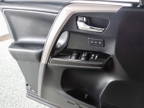 Used 2018 Toyota RAV4 Limited FWD image 22