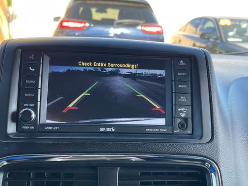 Used 2017 Dodge Grand Caravan SXT w/ Driver Convenience Group FWD image 17