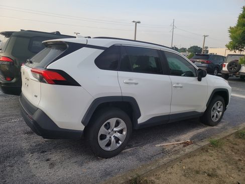 Used 2020 Toyota RAV4 LE FWD image 7
