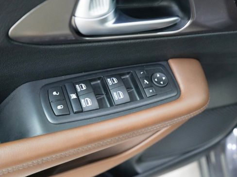 Used 2017 Chrysler Pacifica Limited w/ UConnect Theater Package FWD image 24