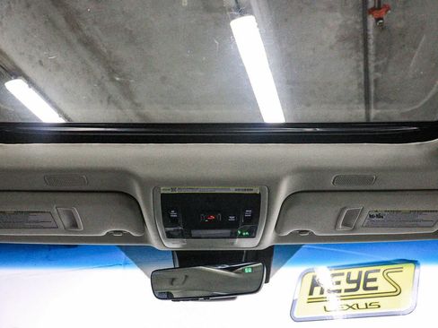 Used 2025 Lexus ES 350 w/ Premium Package FWD image 12
