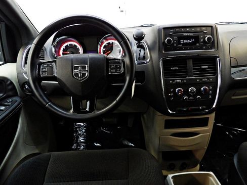 Used 2016 Dodge Grand Caravan SE FWD image 17
