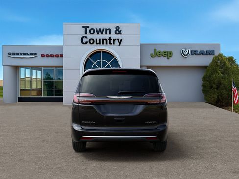 New 2026 Chrysler Pacifica Limited image 7